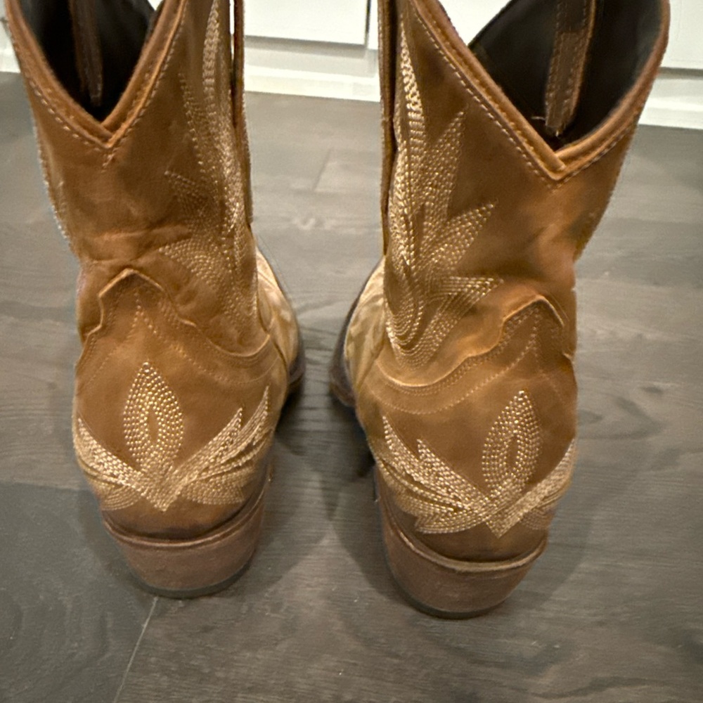 Elegant Brown Western Boots - Picture 7 of 7
